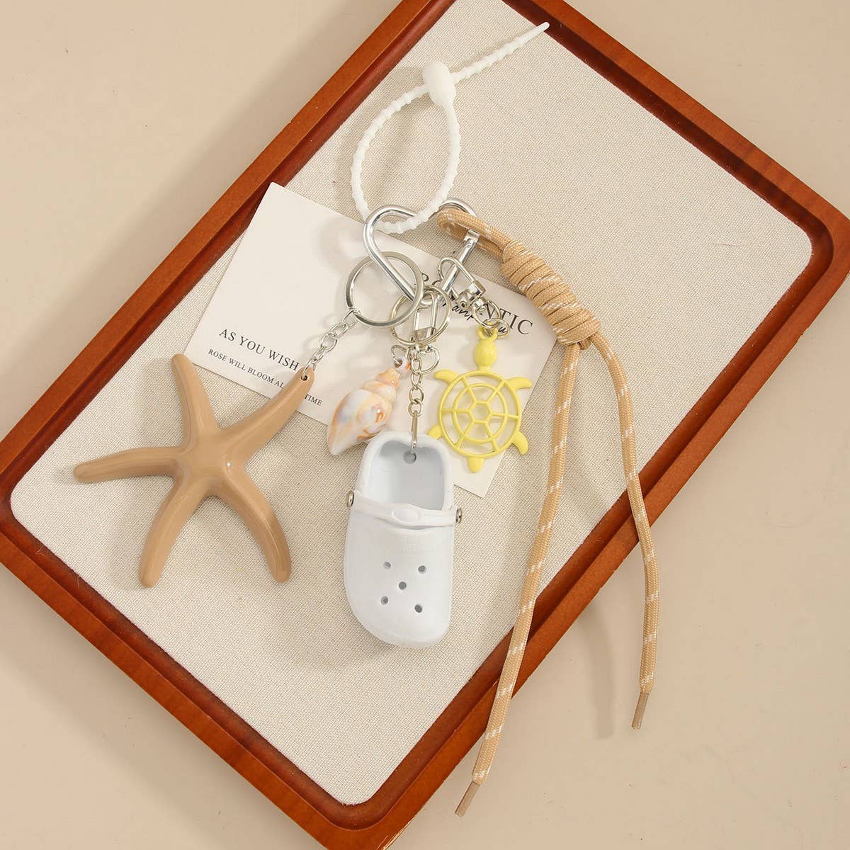 MINI CLOG KEYCHAIN WITH STARFISH BAG CHARM_CWMM7557
