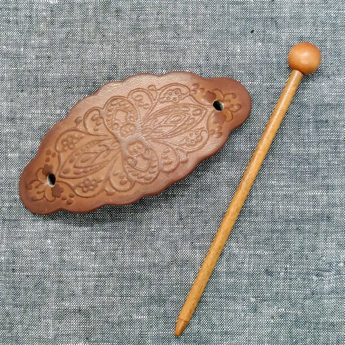 FLORAL TOTEM PAINTED FAUX LEATHER HAIR STICK_CWAHA6383