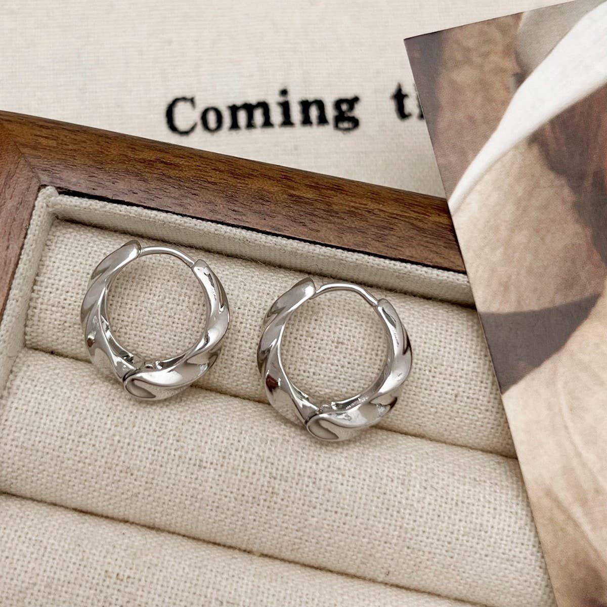 HIGH GRADE MOBIUS PLAIN HOOP EARRINGS FOR WOMEN_CWAJE3120