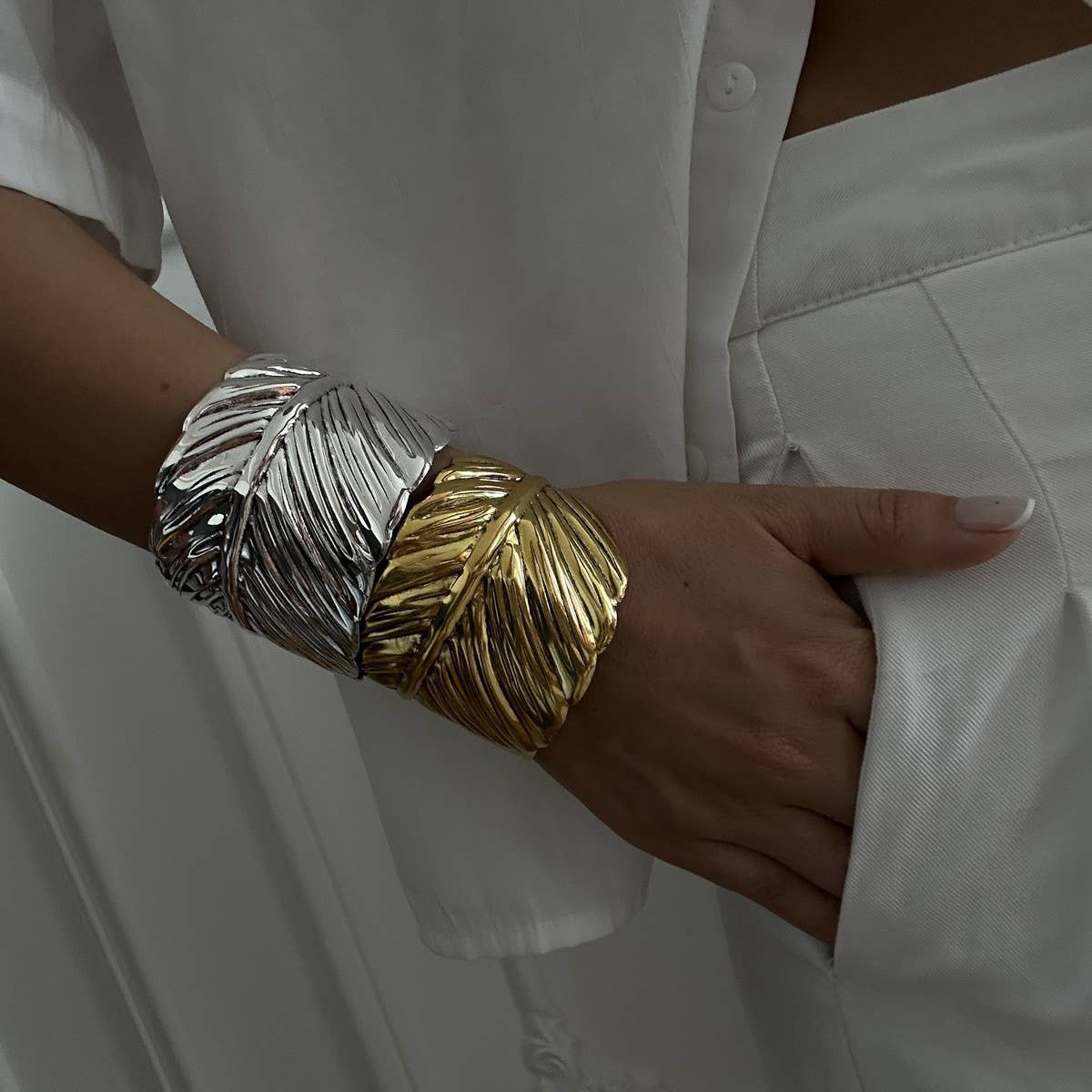 BOHEMIAN ENGRAVED METAL OPEN BRACELET_CWMM3078