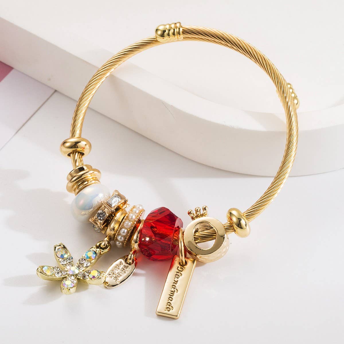 GOLD STAINLESS STEEL BRACELET WITH FLOWER PENDANT_CWMM8587