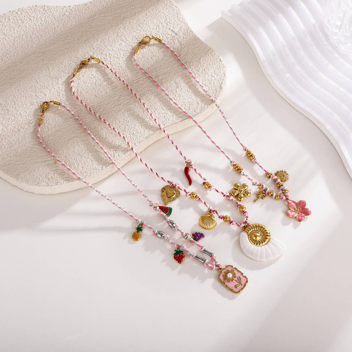 HANDMADE COTTON ROPE NECKLACE WITH SHELL CHARMS_CWMM8811