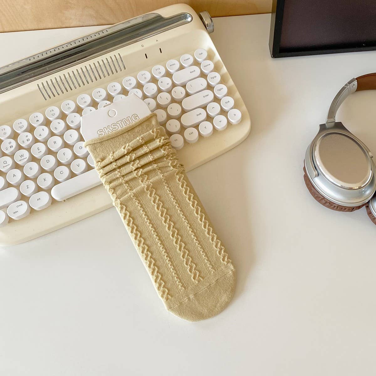 MIDDLE TUBE STRAIGHT SOCKS WITH CURLED EDGES_CWMS0899