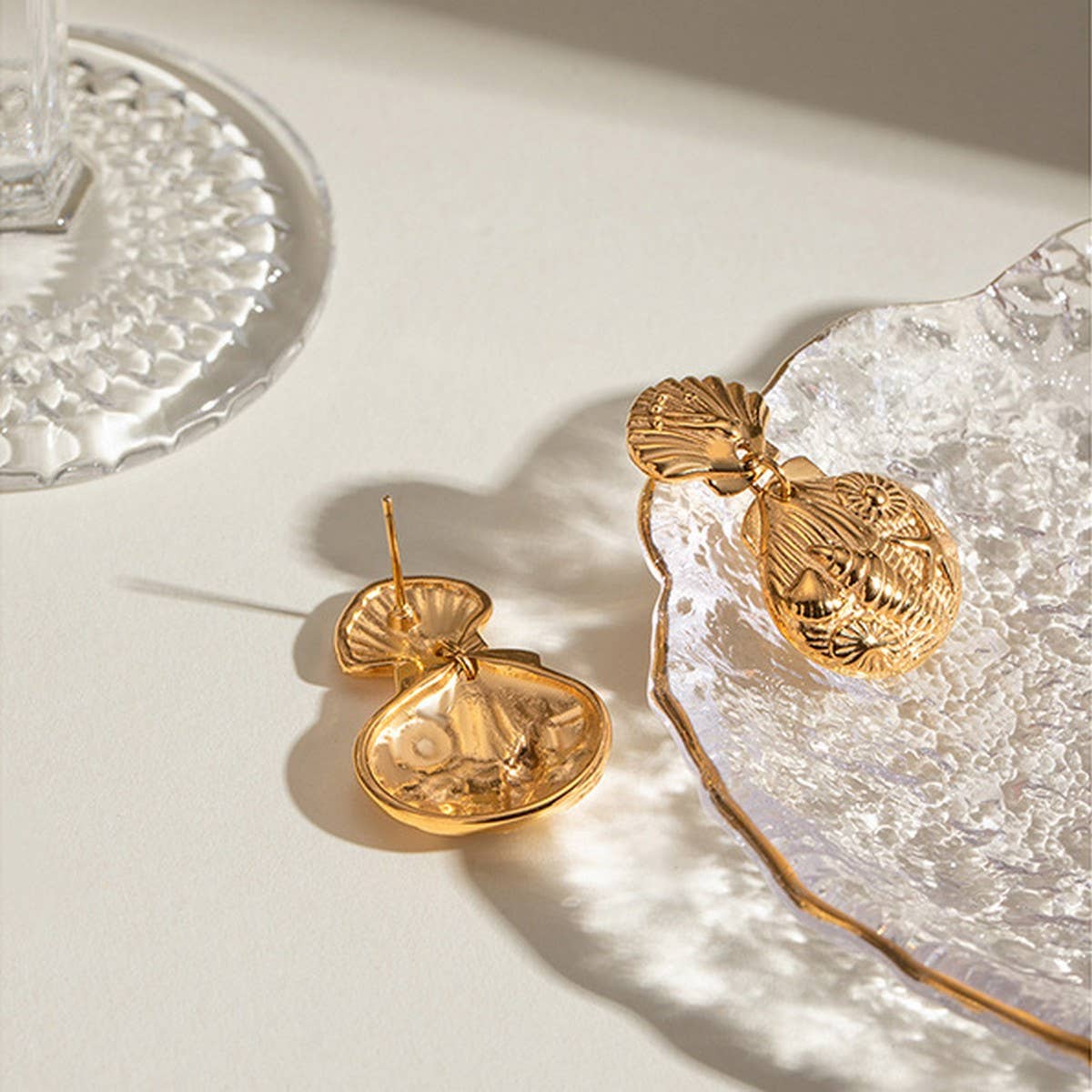 DESIGN RELIEF 18K GOLD SHELL STARFISH EARRINGS_CWASC1664