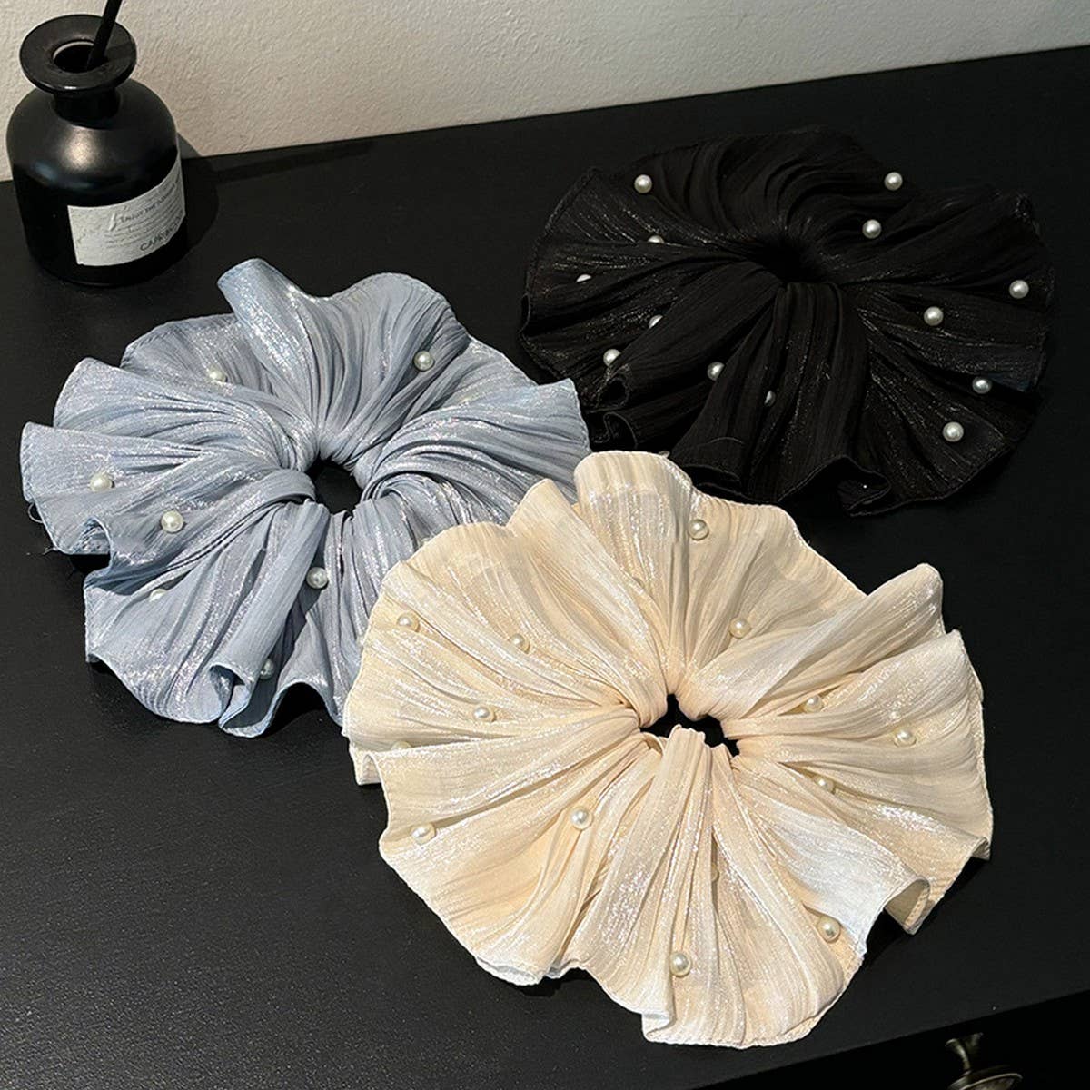 IRIDESCENT PLEATED PEARL SCRUNCHIE HAIR TIE_CWAHA5516