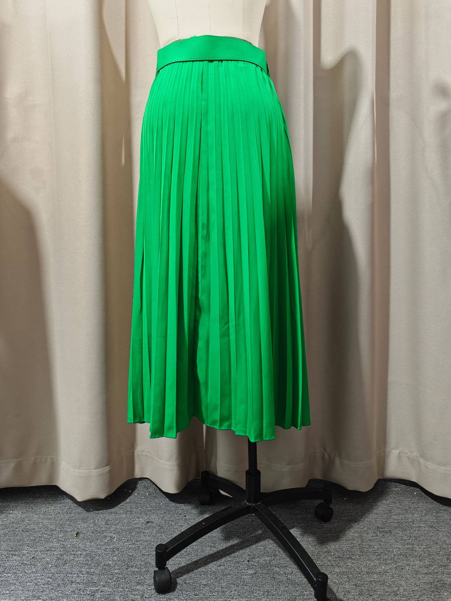 Solid-Color Fashionable Belt Pleated Skirt