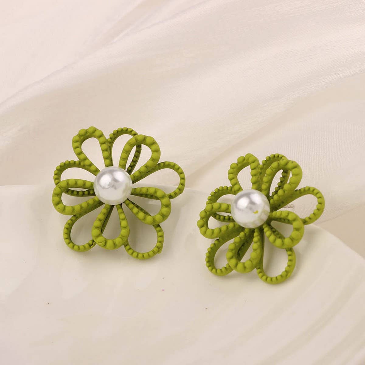 NEW SIMPLE HOLLOW FLOWER ENAMEL EARRINGS_CWAJE3991