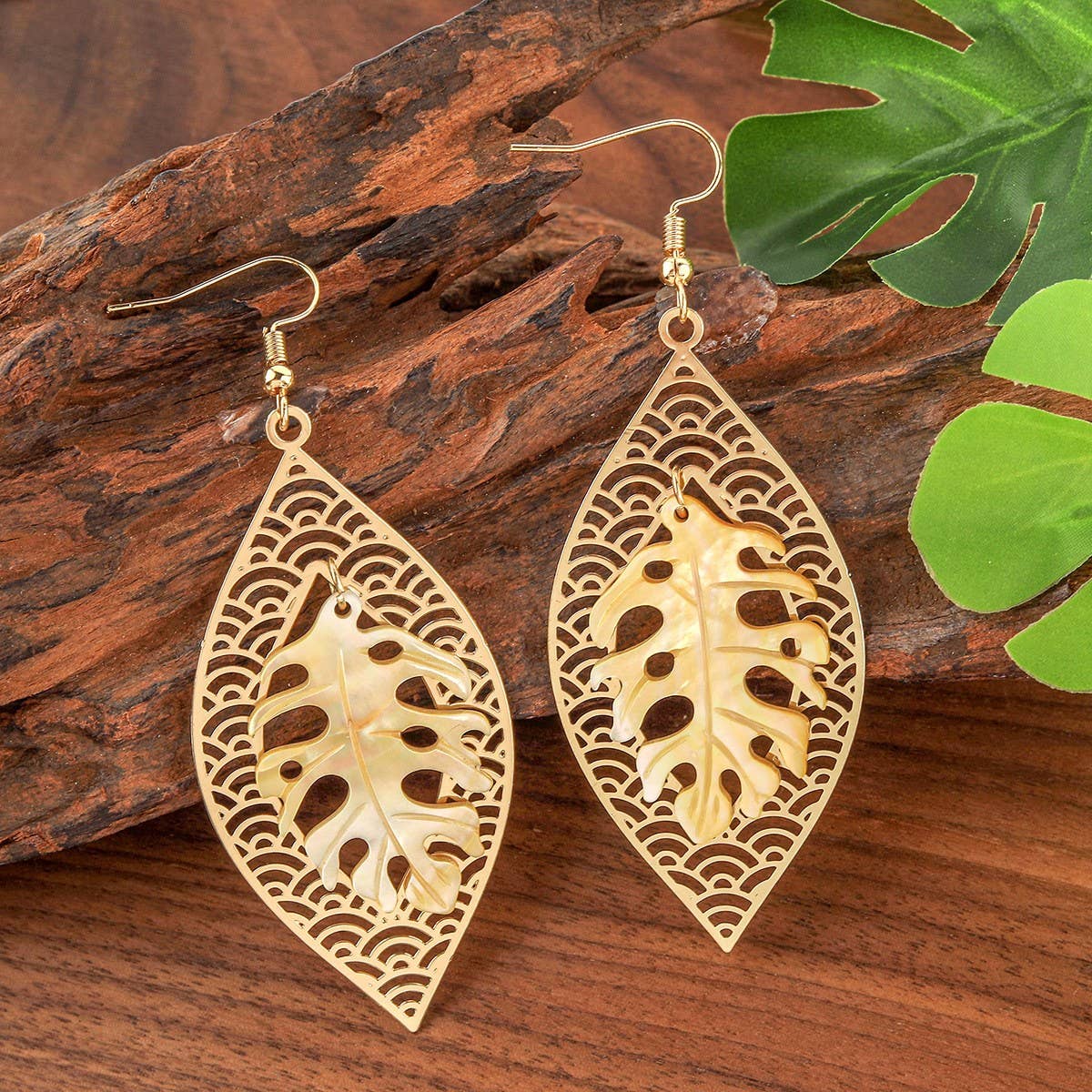 HOLLOW YELLOW SHELL LEAF CARVED EARRINGS_CWMM4366