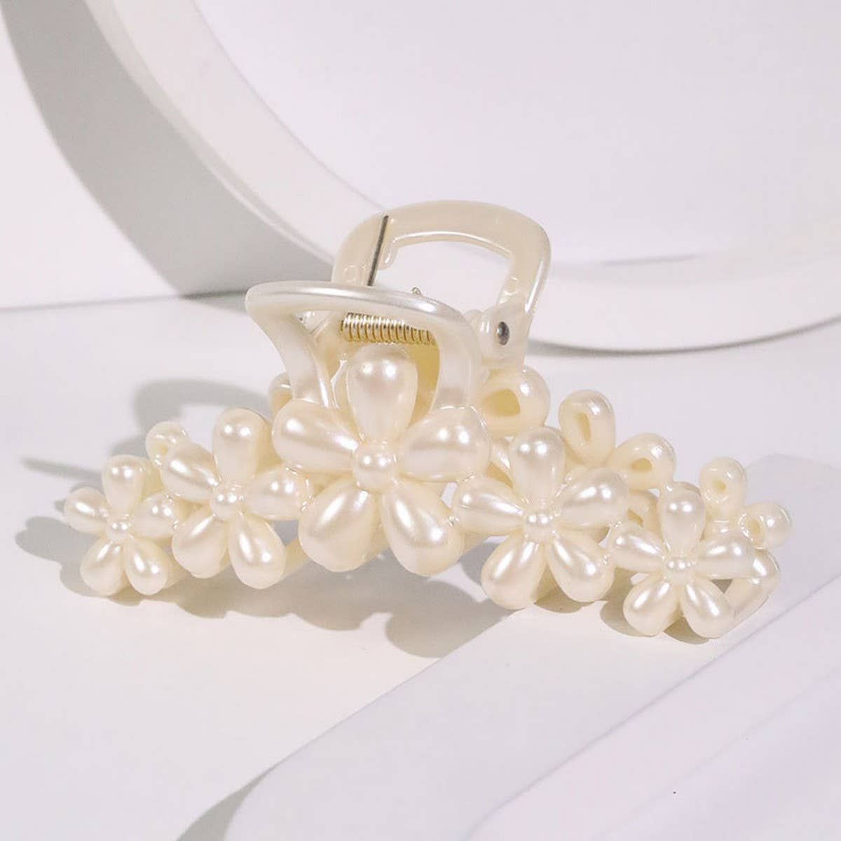 Chic Pearl Heart Claw Clip Minimalist Hair Grip