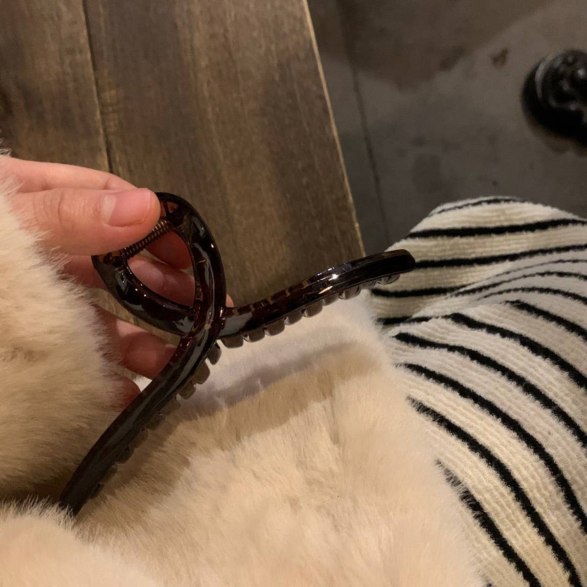 DARK TEA HAIR CLAW MINIMALIST SHARK CLIP FOR WOMEN_CWAHA3961