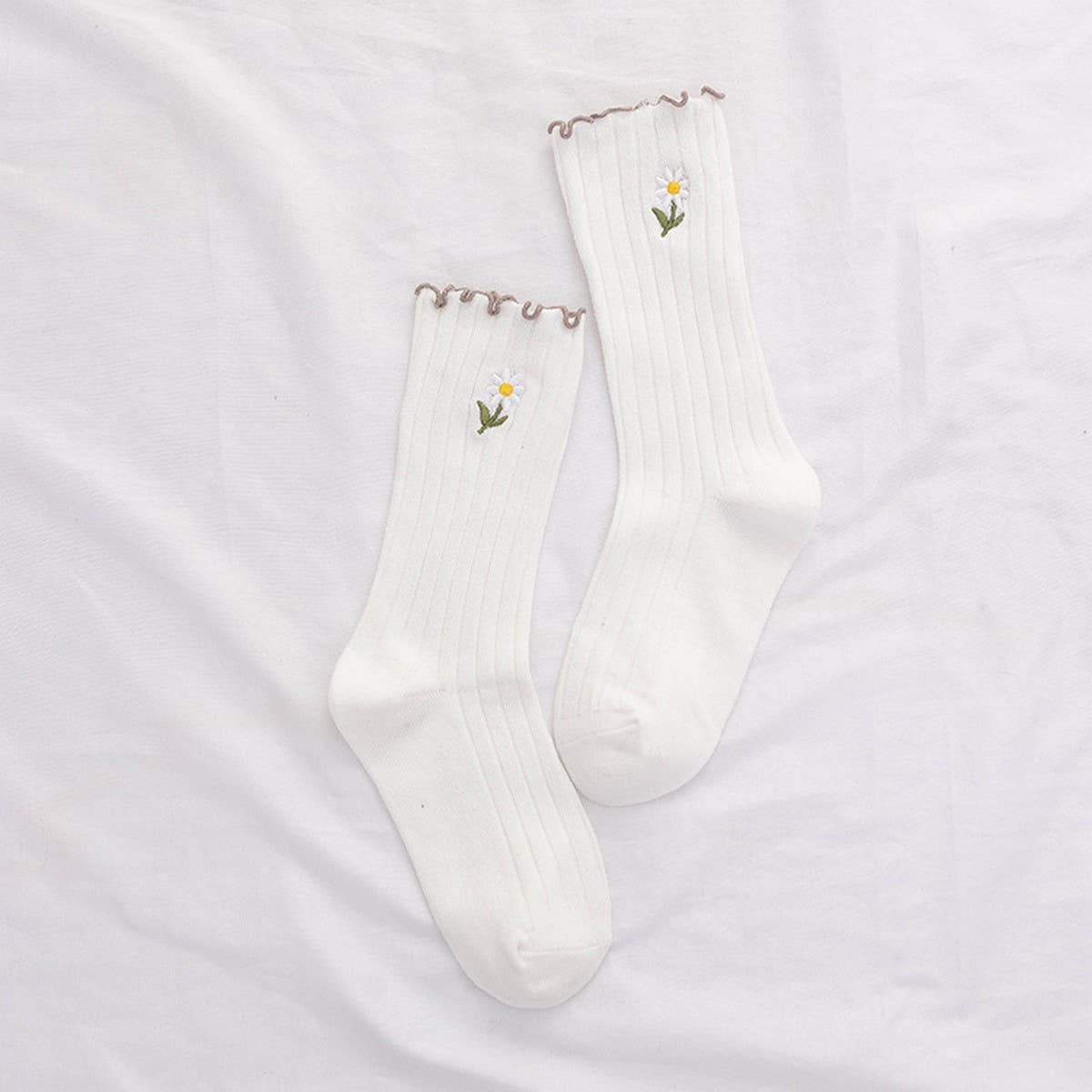 RUFFLE HEM CHRYSANTHEMUM EMBROIDERED SOCKS_CWMS0984
