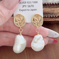 FRESHWATER PEARL GEOMETRIC ROSE EARRINGS_CWAJE2034