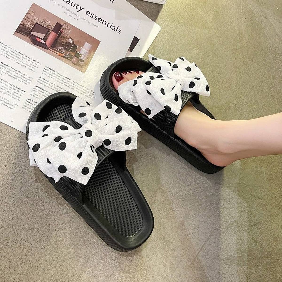 STYLISH THICK SOLED CUTE POLKA DOT BOW SLIPPERS_CWSHS0639