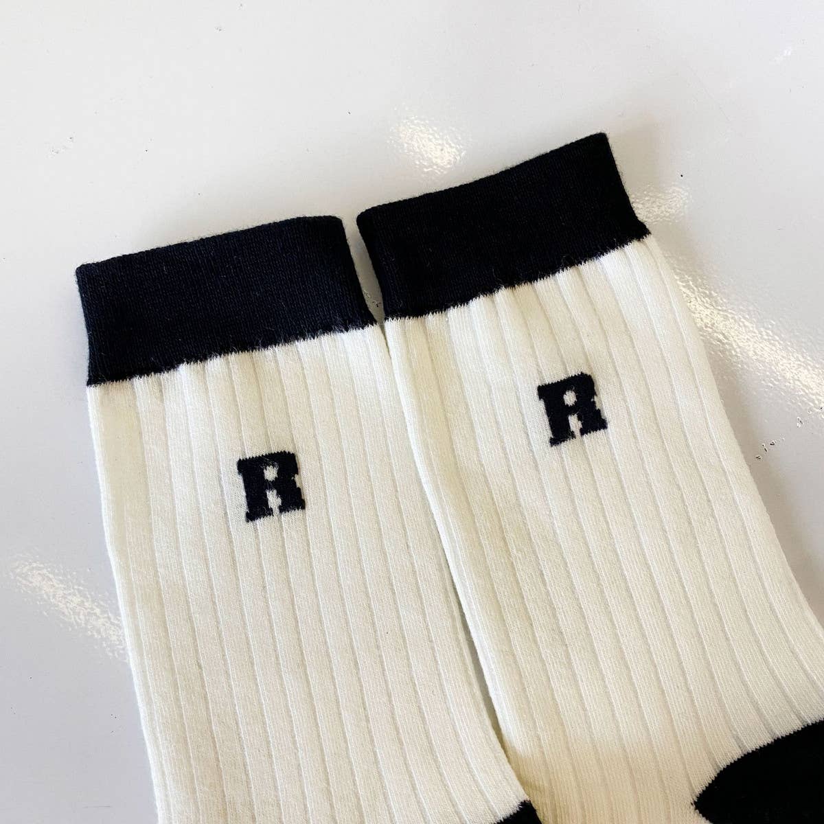 SIMPLE BLACK AND WHITE STRIPED SOCKS_CWMS0976