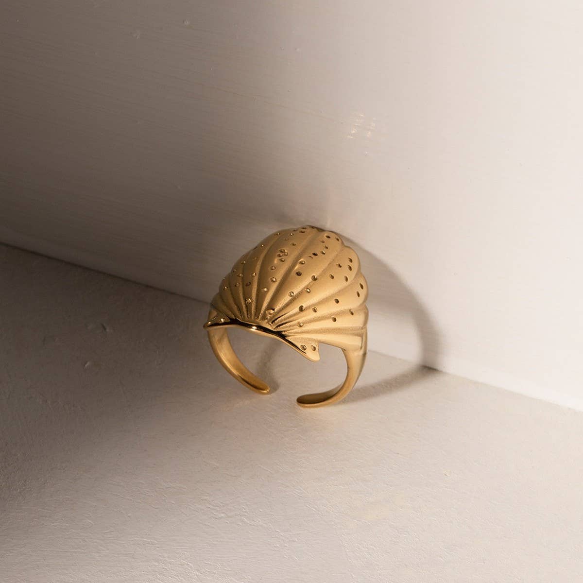GOLD PLATED STAINLESS STEEL SHELL RINGS_CWAJE1243