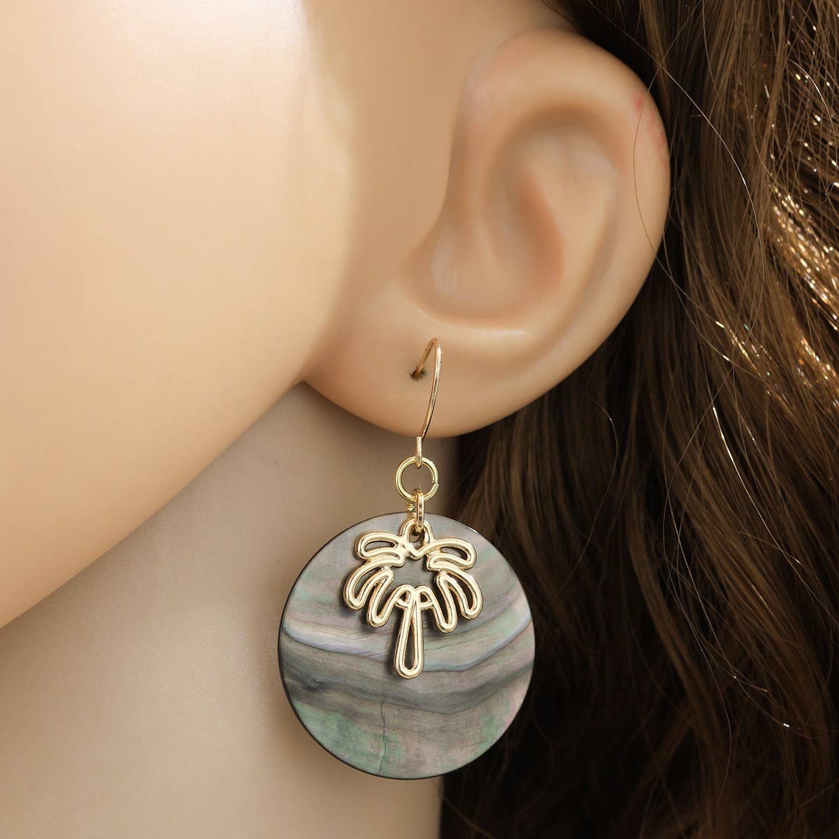 NATURAL BLACK SHELL DISC COCONUT TREE EARRINGS_CWMM4354