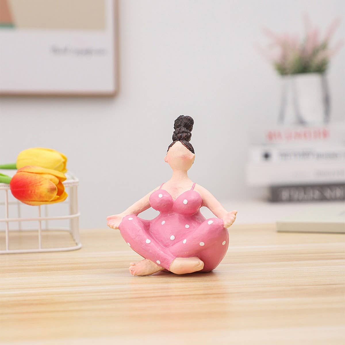 EUROPEAN YOGA GIRL RESIN DESK ORNAMENT_CWMM9882
