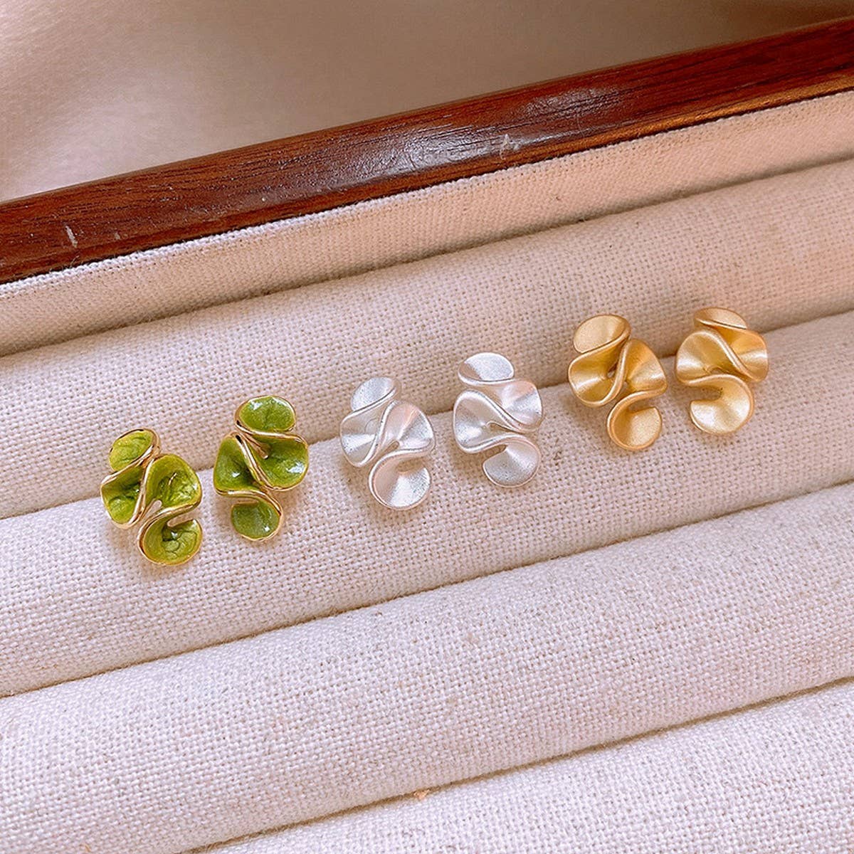 Small Fresh Ruffled Pleated High-End Earrings_Cwaje2353