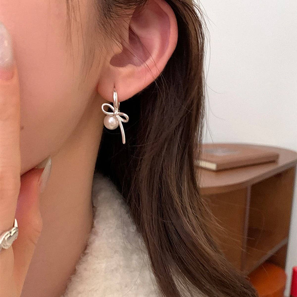 SIMPLE AND HIGH END PEARL PENDANT BOW EARRINGS_CWAJE2975