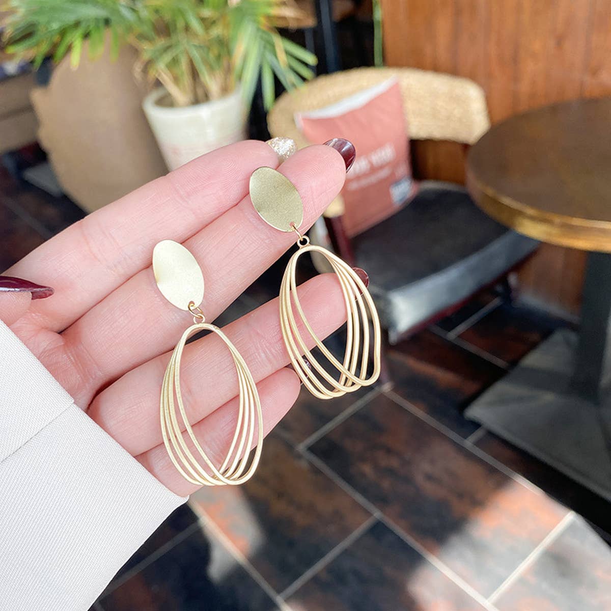 FASHIONABLE MATTE GOLD HOLLOW EARRINGS_CWAJE1630