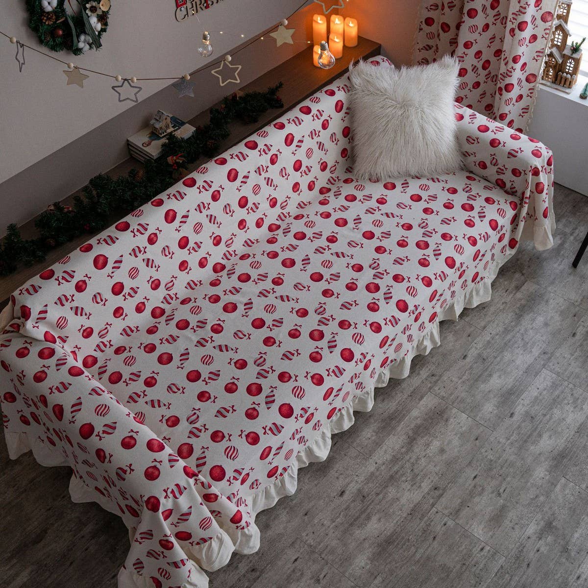 CHRISTMAS PRINT RUFFLED RETRO SOFA THROW_CWMM1657