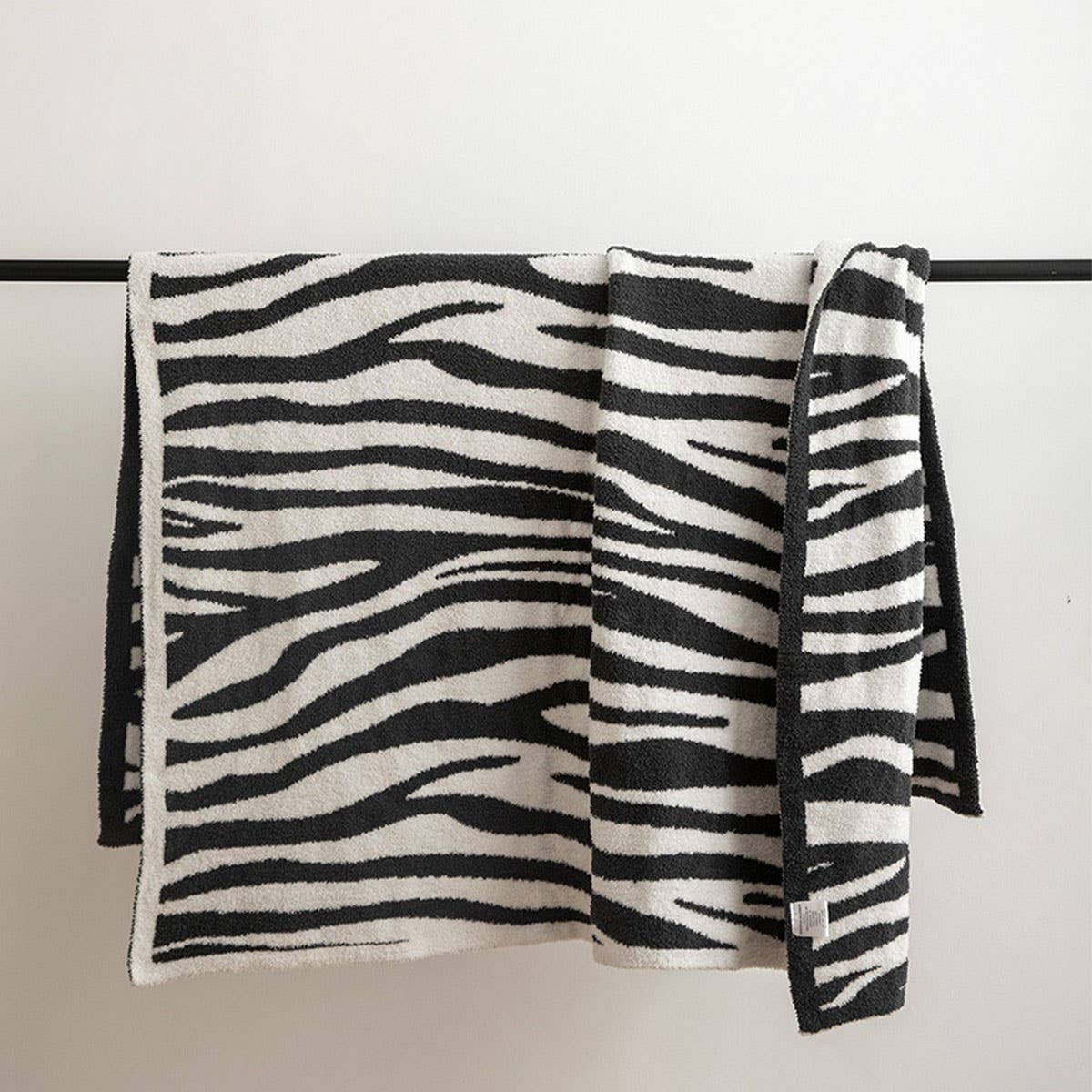 IRREGULAR ZEBRA PATTERN KNITTED WOOL THROW BLANKET_CWMM2383