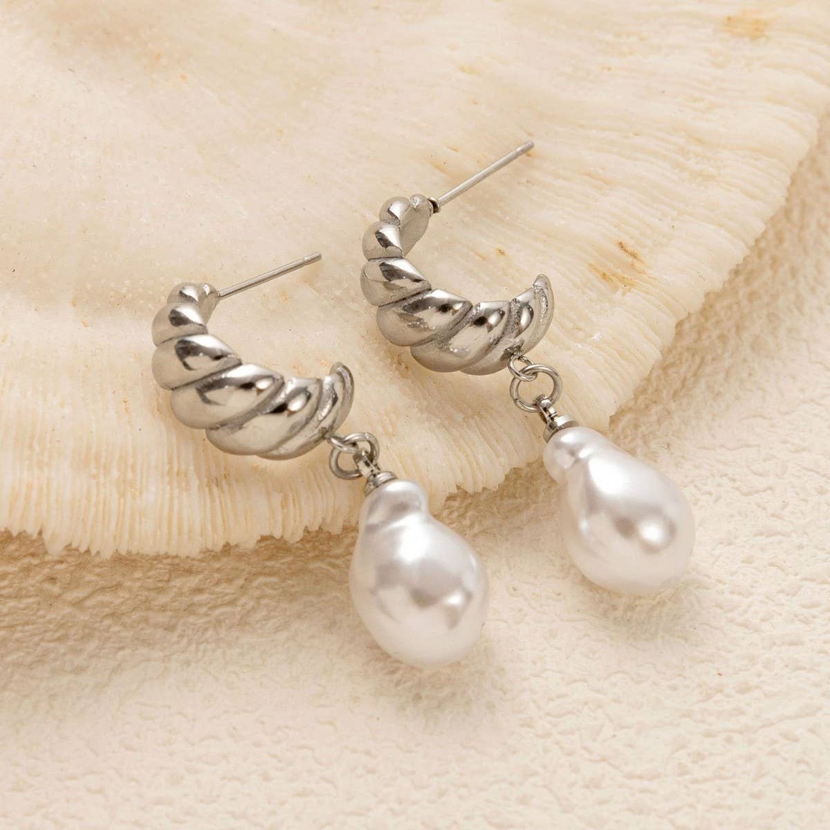 MINIMALIST IRREGULAR PEARL EARRINGS 18K GOLD STEEL_CWAJE5024