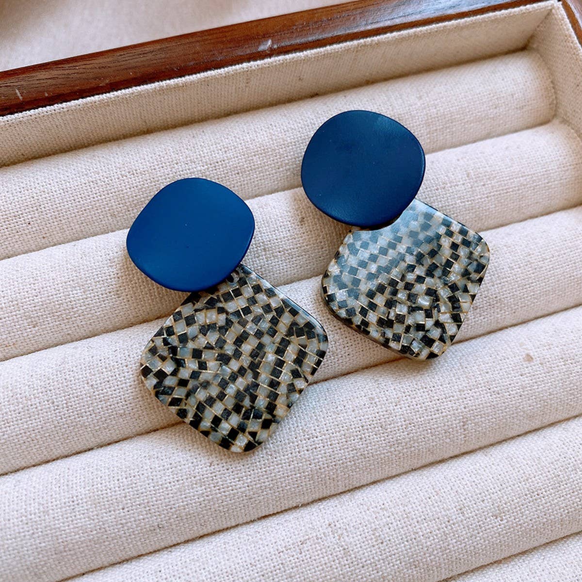 SIMPLE DIAMOND BLACK AND WHITE CHECK EARRINGS_CWAJE2472