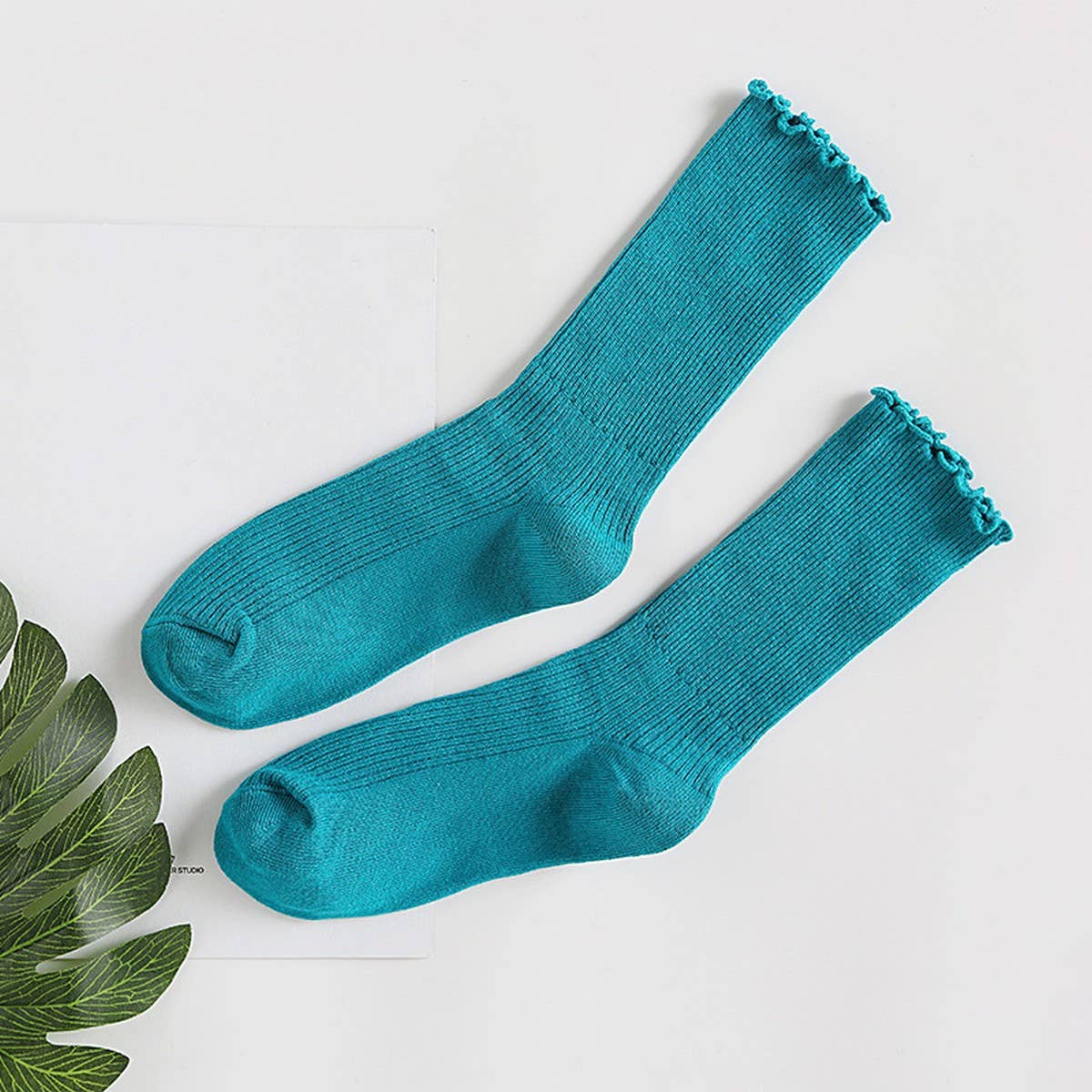 SOLID COLOR RUFFLED LONG SOCKS_CWMS0977