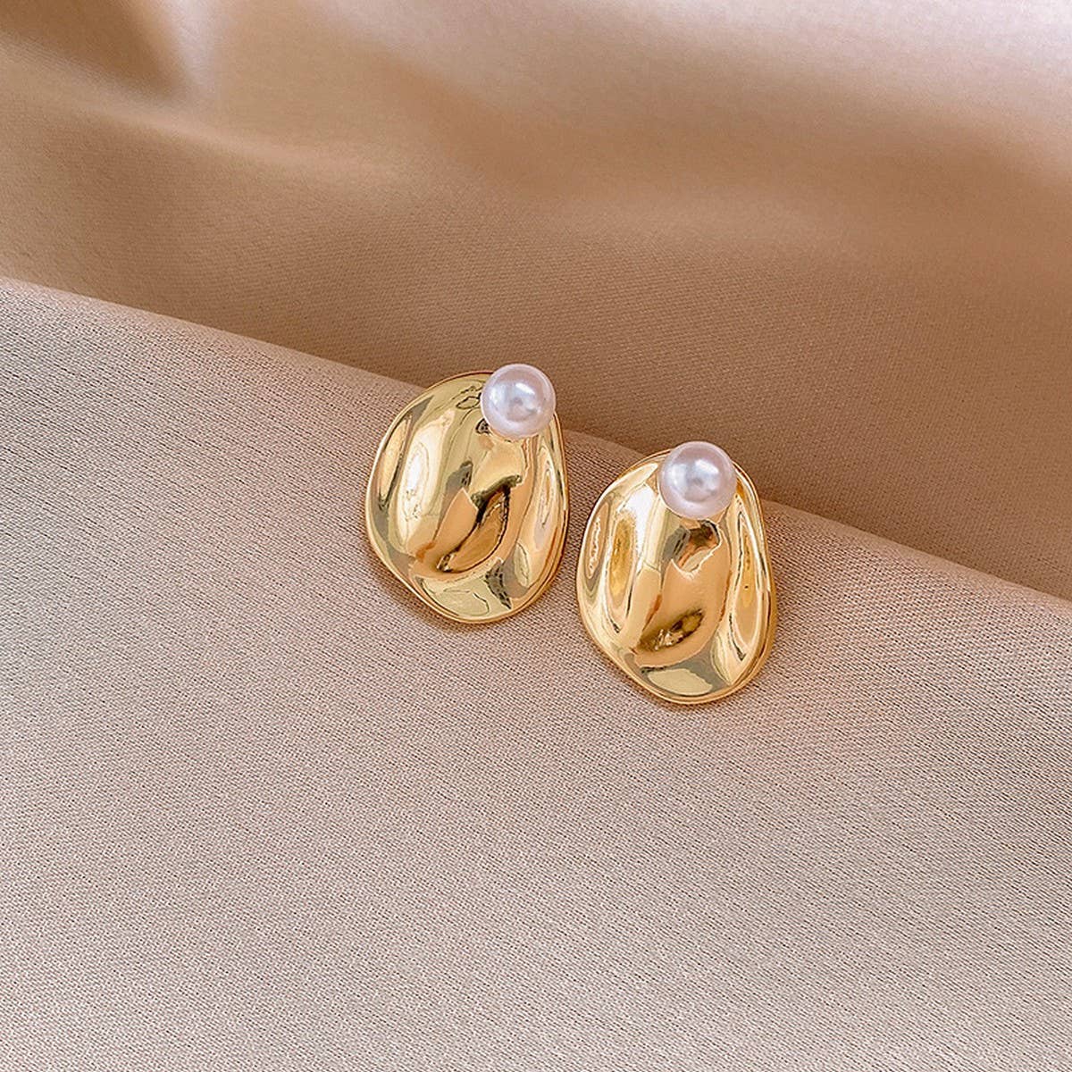 IRREGULAR ROUND PEARL PERSONALITY EARRINGS_CWASC1333