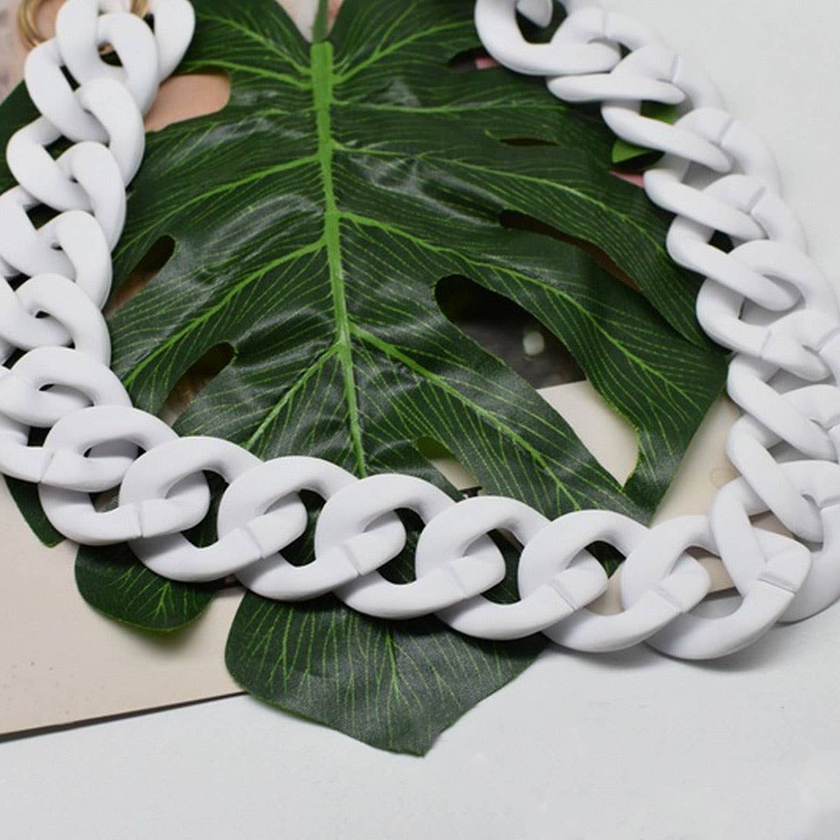 MATTE ACRYLIC RESIN BAG CHAIN TEXTURED STRAP_CWMM5059