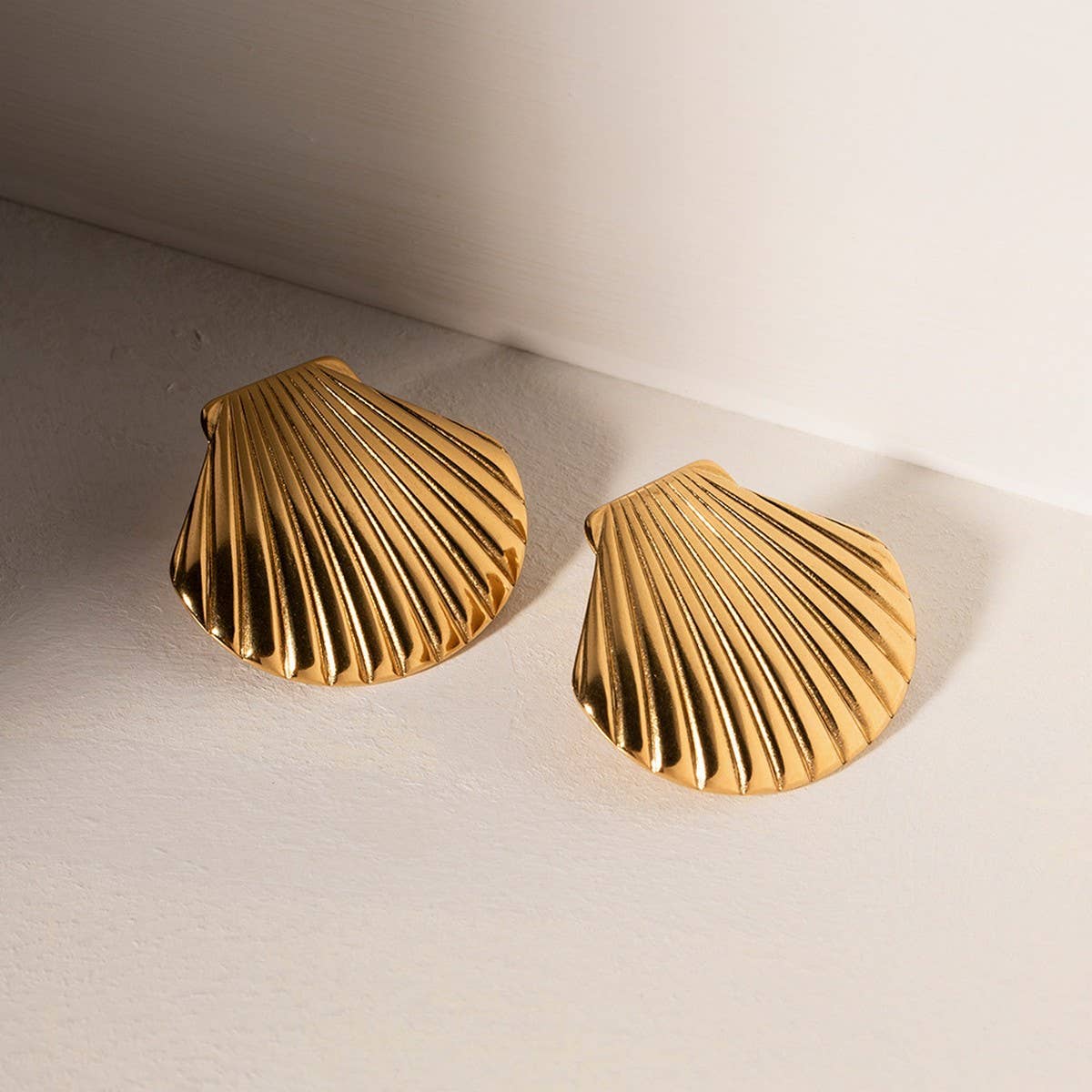 CREATIVE OCEAN SERIES GOLD SHELL EARRINGS_CWAJE1797