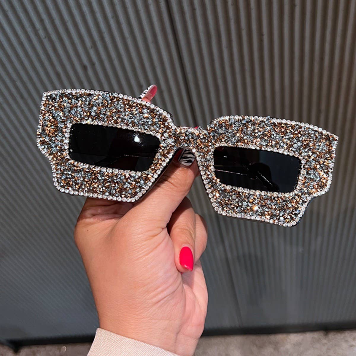 FASHIONABLE AND STYLISH DIAMOND STUDDED SUNGLASSES_CWASG0800