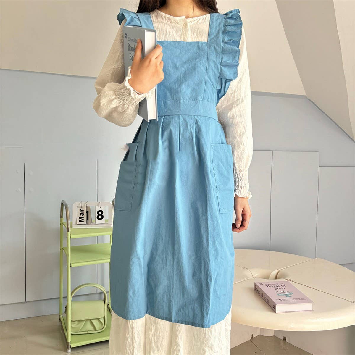 Water-Resistant Nylon Floral Ruffle Cross Apron_Cwmm5802
