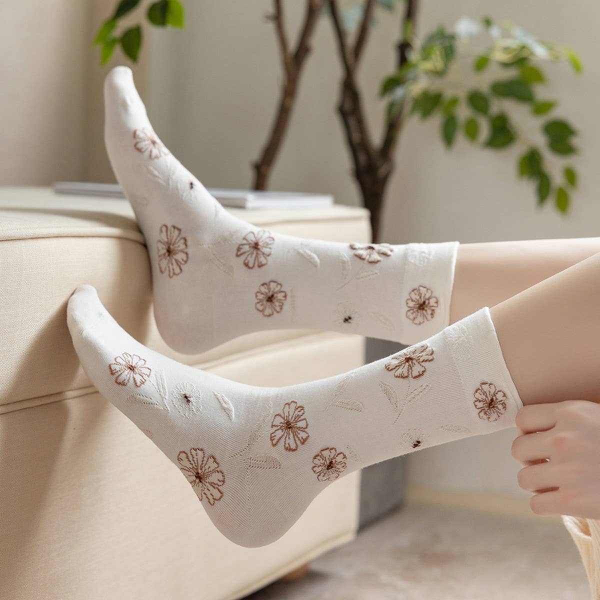 Three-Dimensional Relief Flower Mid-Tube Socks_Cwms0416