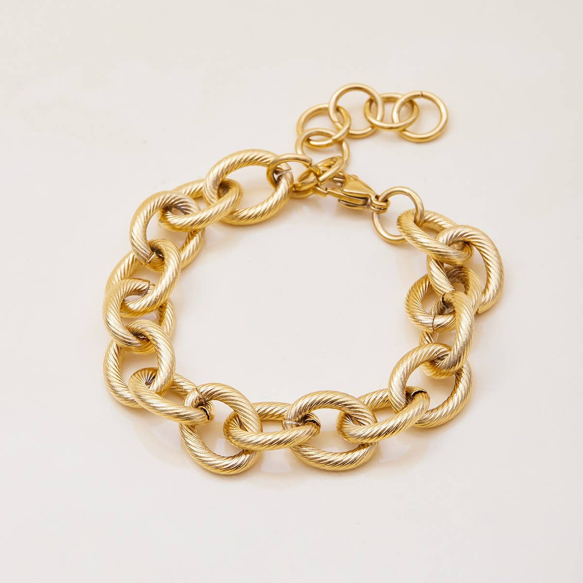 THICK RIBBED CROSS CHAIN BRACELET 18K GOLD STEEL_CWAJE4809