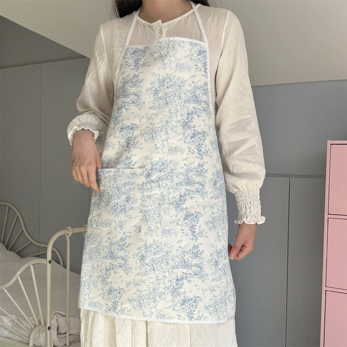 INK AND WATERPROOF AND OIL RESISTANT BLUE APRON_CWMM5810