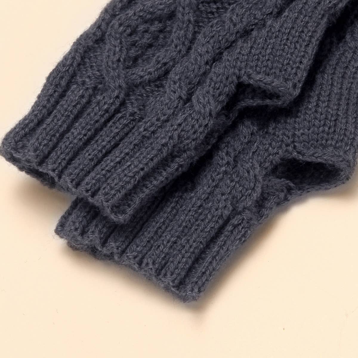 KNITTED DIAMOND SHAPED FINGER HOLE GLOVES_CWAG0088