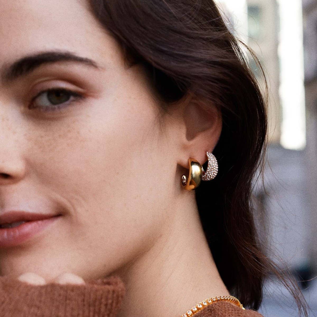 IRREGULAR WHITE ZIRCONIA STUD EARRINGS 18K GOLD_CWAJE4986