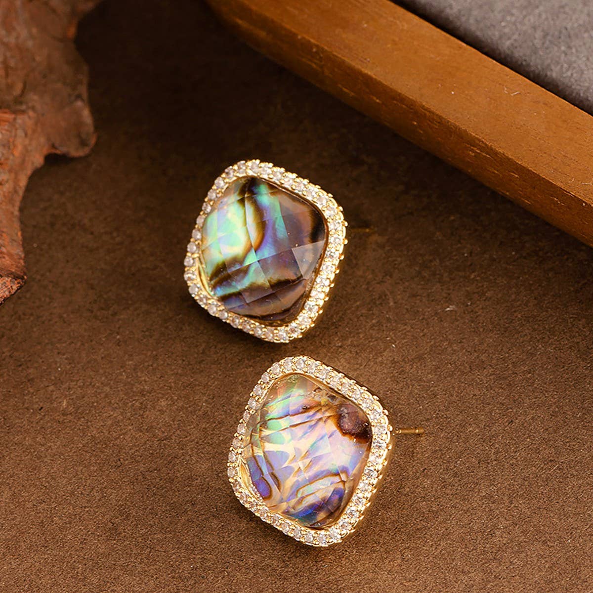 SQUARE ABALONE SHELL EARRINGS WITH DIAMONDS_CWMM4290
