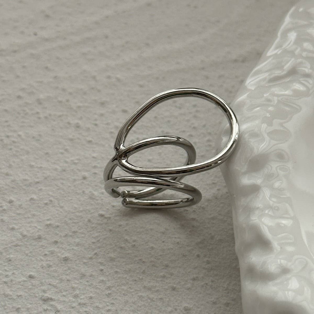 IRREGULAR HOLLOW WINDING IMITATION PEARL RING_CWMM3234