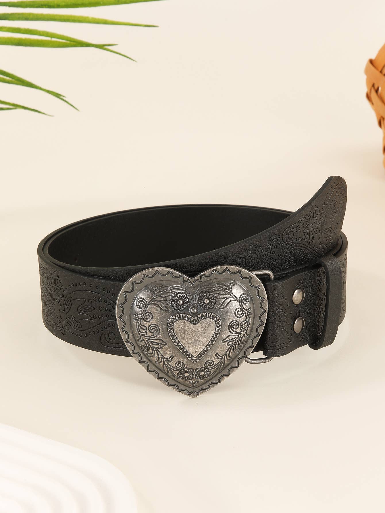 Heart-Shaped Engraved Niche Needle-Buckle Belt