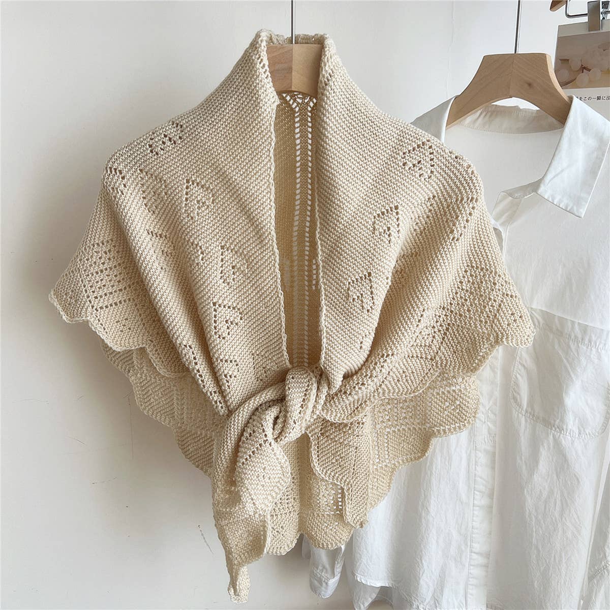 KNIT TRIANGLE SHAWL WRAP FOR SUMMER AIR ROOMS_CWASC0845