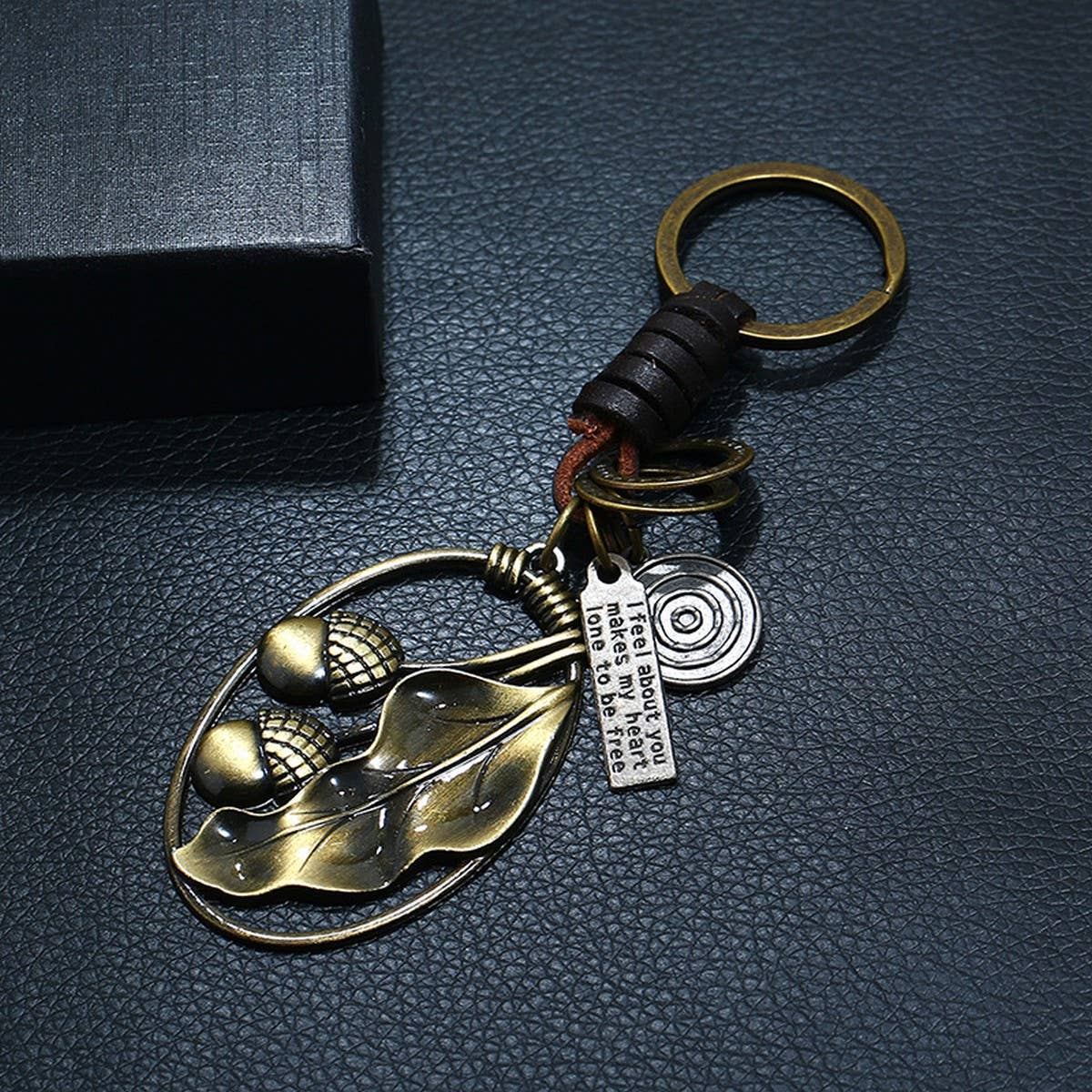 CREATIVE LEAF HANGING RETRO LEATHER KEYCHAIN_CWMM5026