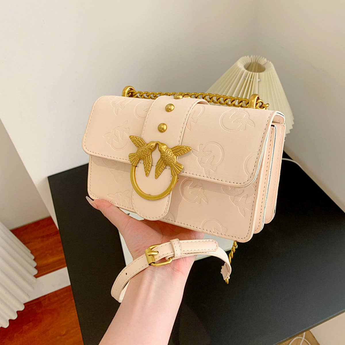 STYLISH EMBOSSED METAL CHAIN SHOULDER BAG_CWAB1577