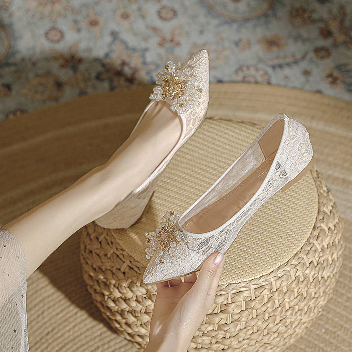 LACE AND RHINESTONE POINTED TOE FLATS_CWSHS0706