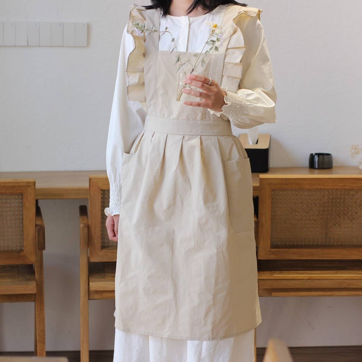 Water-Resistant Nylon Floral Ruffle Cross Apron_Cwmm5802