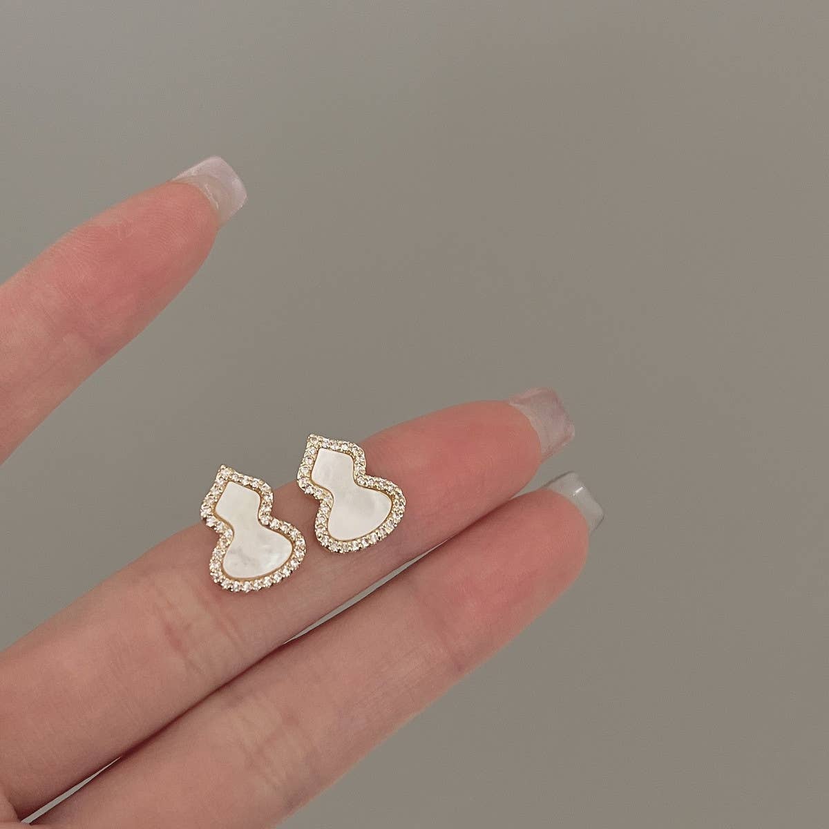 HIGH GRADE GOURD SHELL EARRINGS AND EARRINGS_CWAJE1282