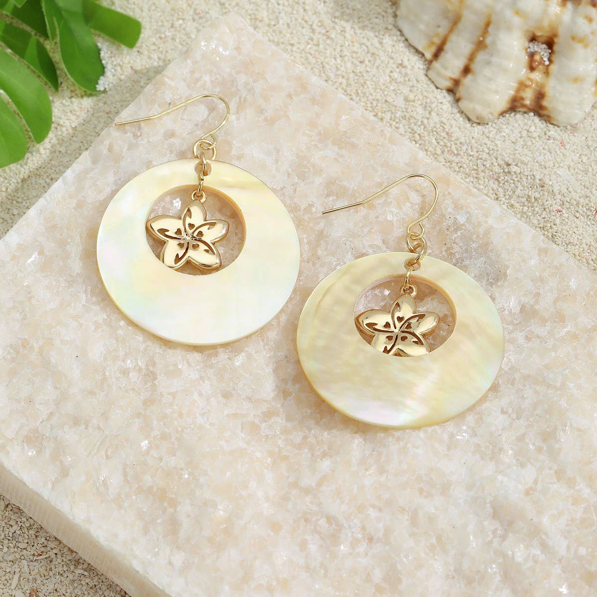 NATURAL YELLOW SHELL METAL PETAL EARRINGS_CWMM4348