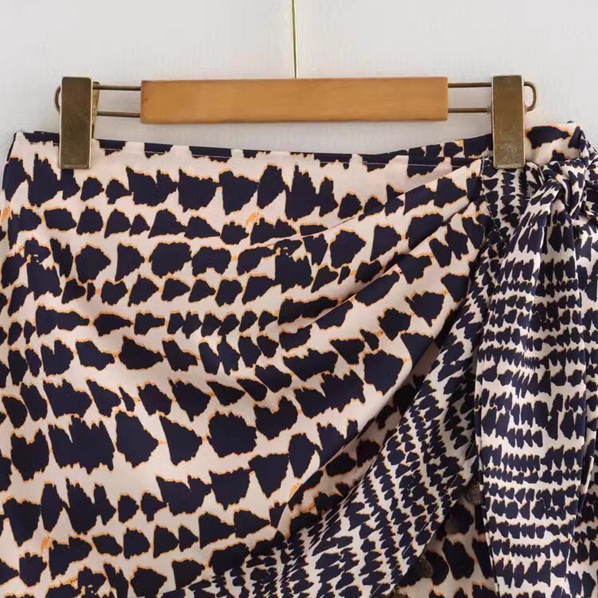 HIGH WAIST BEADED SKIRT WITH VINTAGE PRINT_CWDSD8337